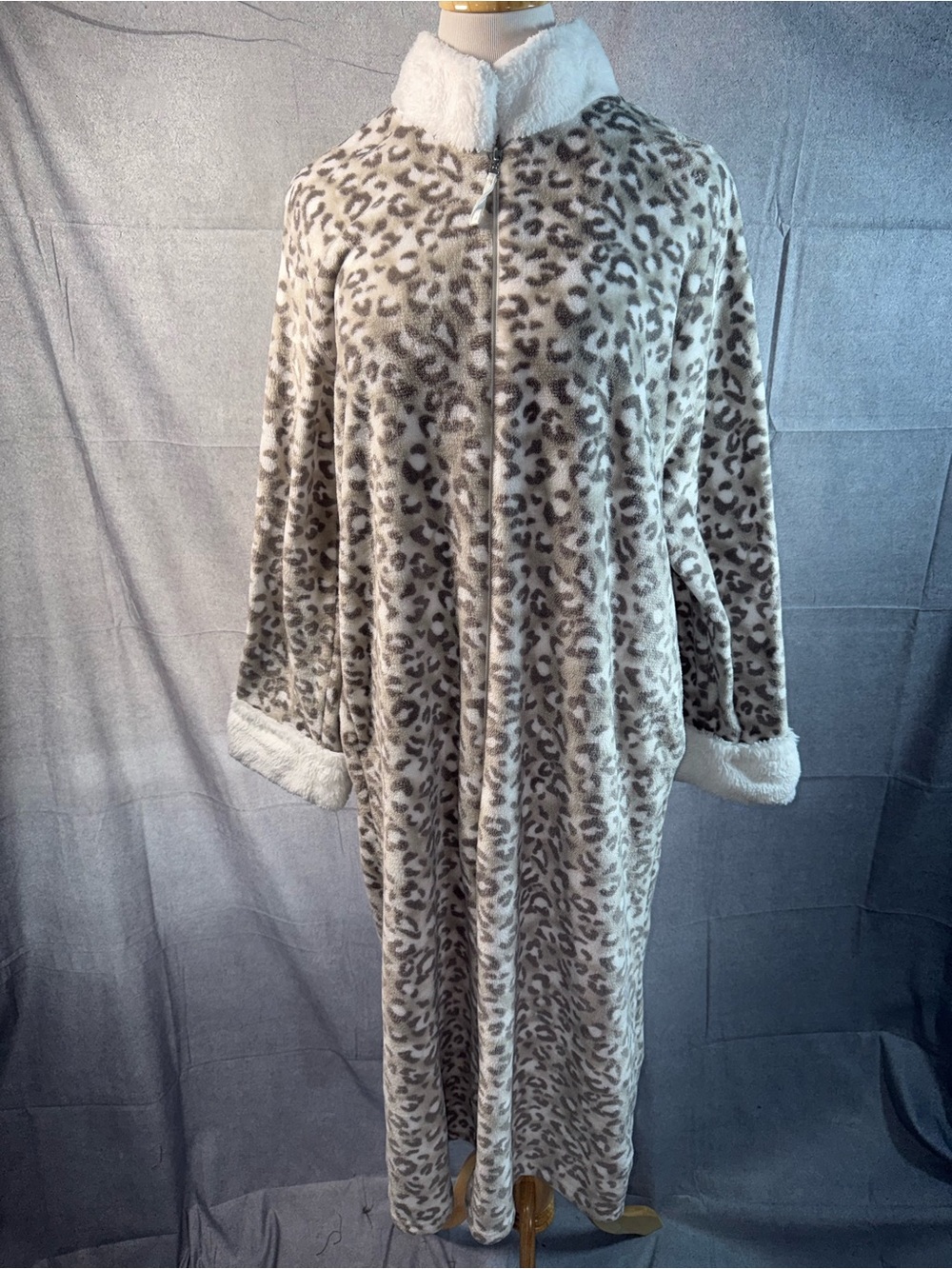 2059-Anne Klein Taupe and Cream Leopard Print Plush Robe